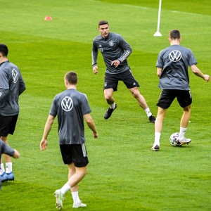 大发娱乐平台-足球运动装备，球员们精心备战比赛的简单介绍