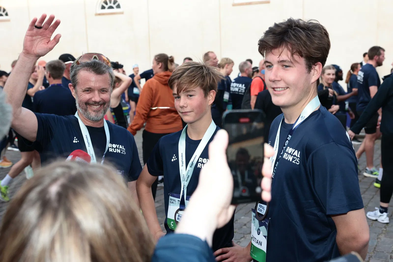 丹麦队全队支招塞尔维亚队,士气高昂稳坐榜首(丹麦队vs威尔士队比赛) 丹麦队全队支招塞尔维亚队,士气高昂稳坐榜首(丹麦队vs威尔士队比赛)