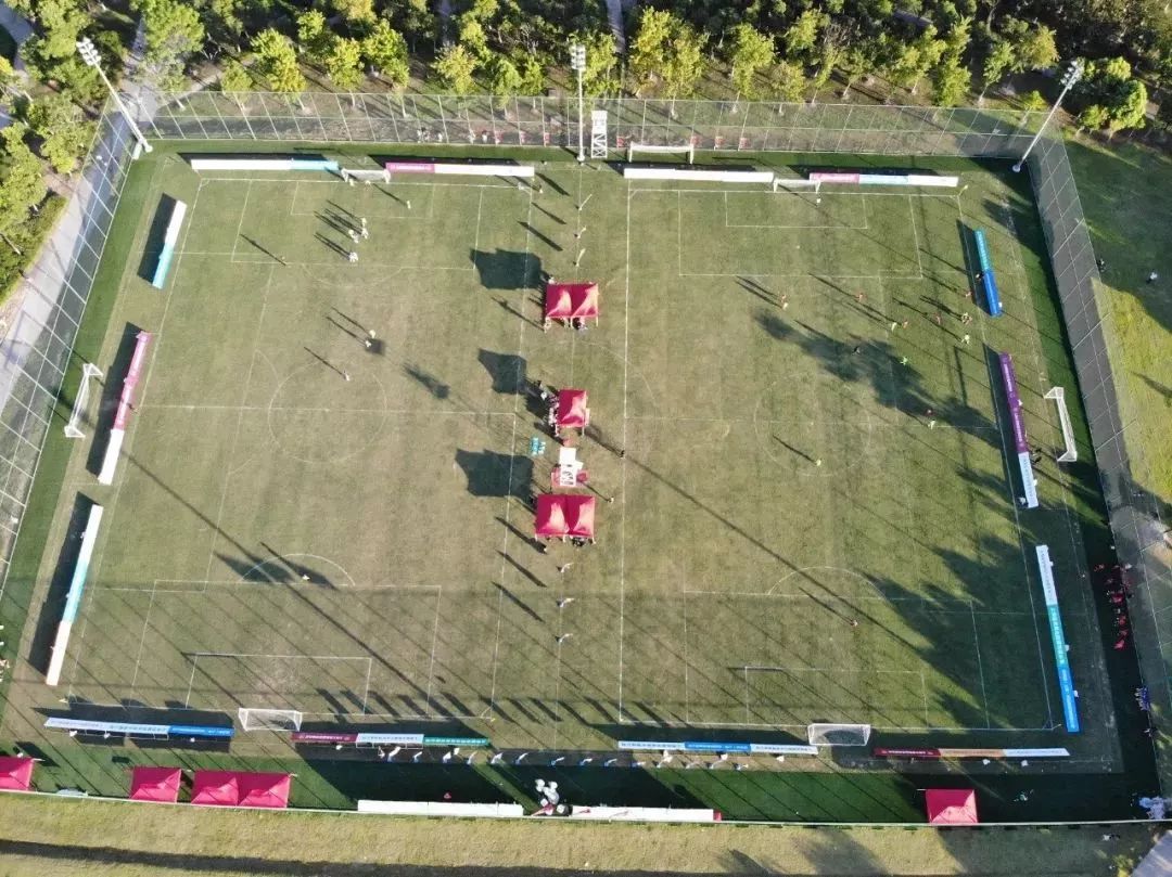 尼奥尔球员实地考察青训基地，俱乐部重视青训发展的简单介绍