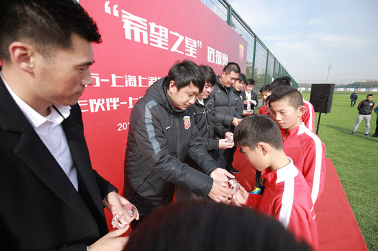 尼奥尔球员实地考察青训基地，俱乐部重视青训发展的简单介绍