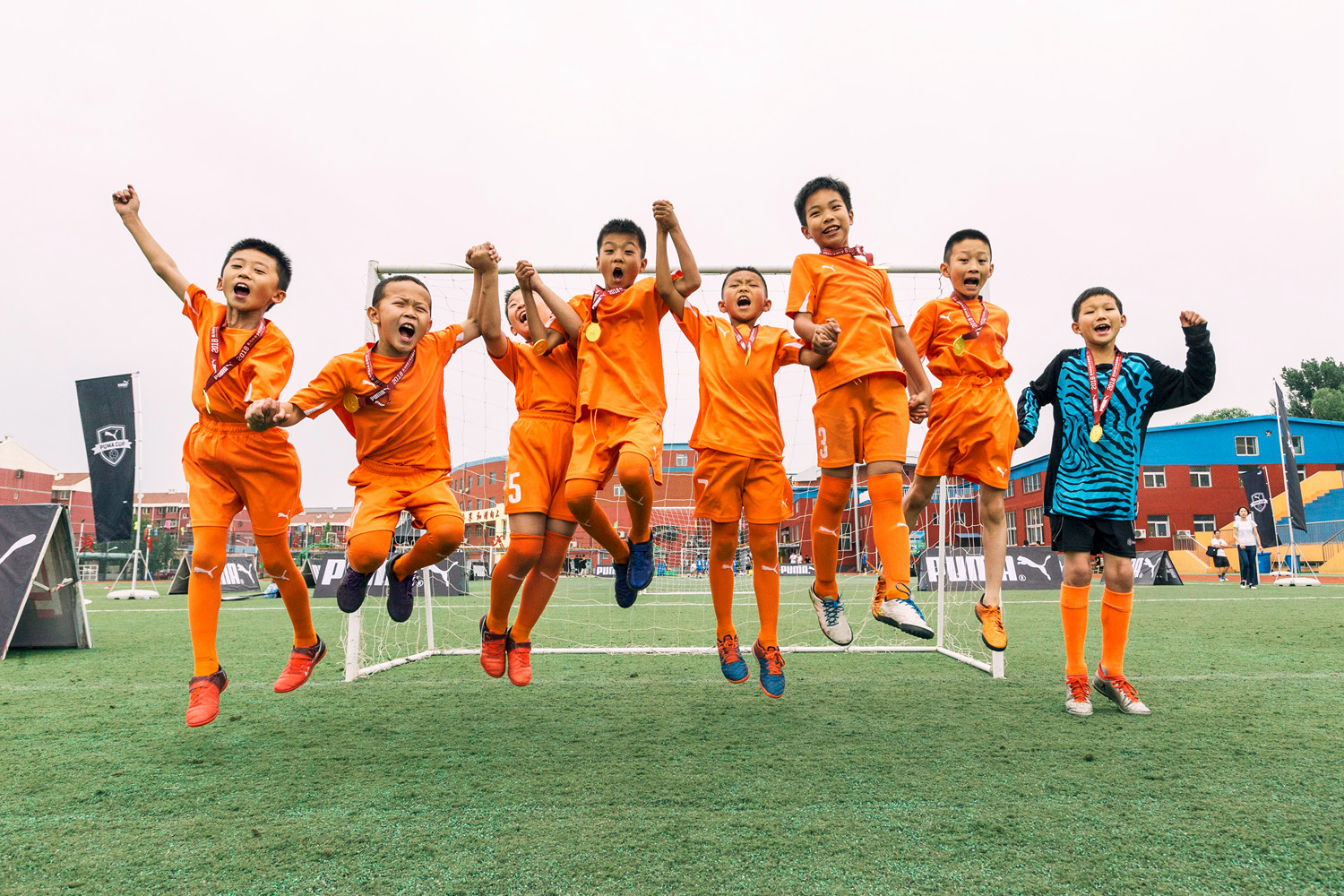 欧洲足球联盟再度开启激烈争霸，场面扣人心弦(再度重相逢歌曲)